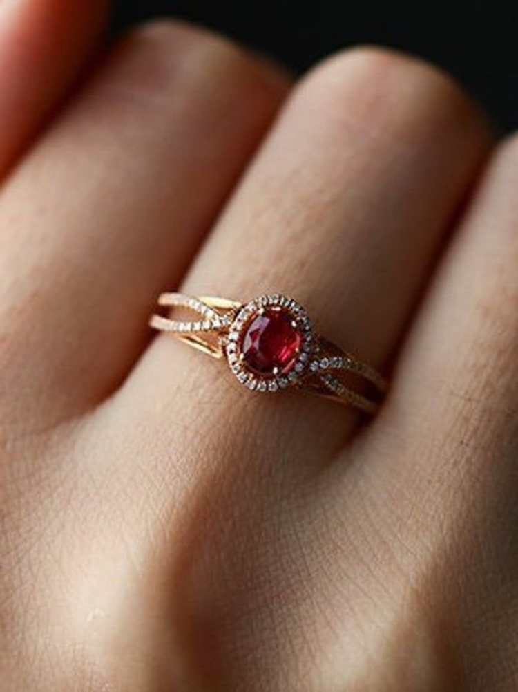 Обручальное кольцо с красным камнем