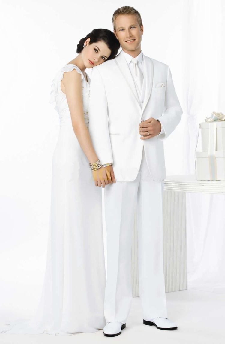 Белый свадебный костюм