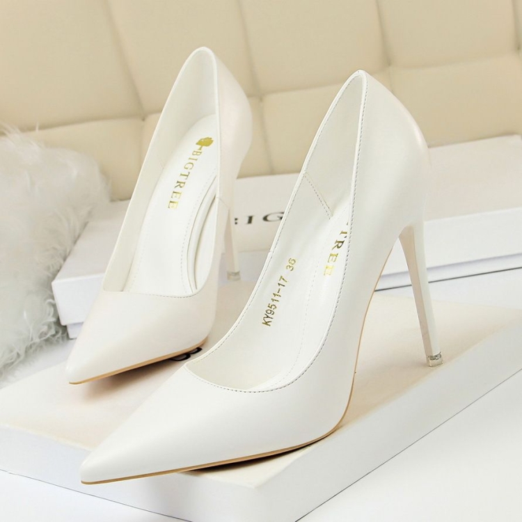 Туфли белые свадебные на низком каблуке